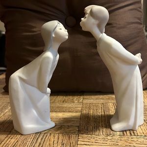 Llardro boy and girl kissing figurines - Matt-finished